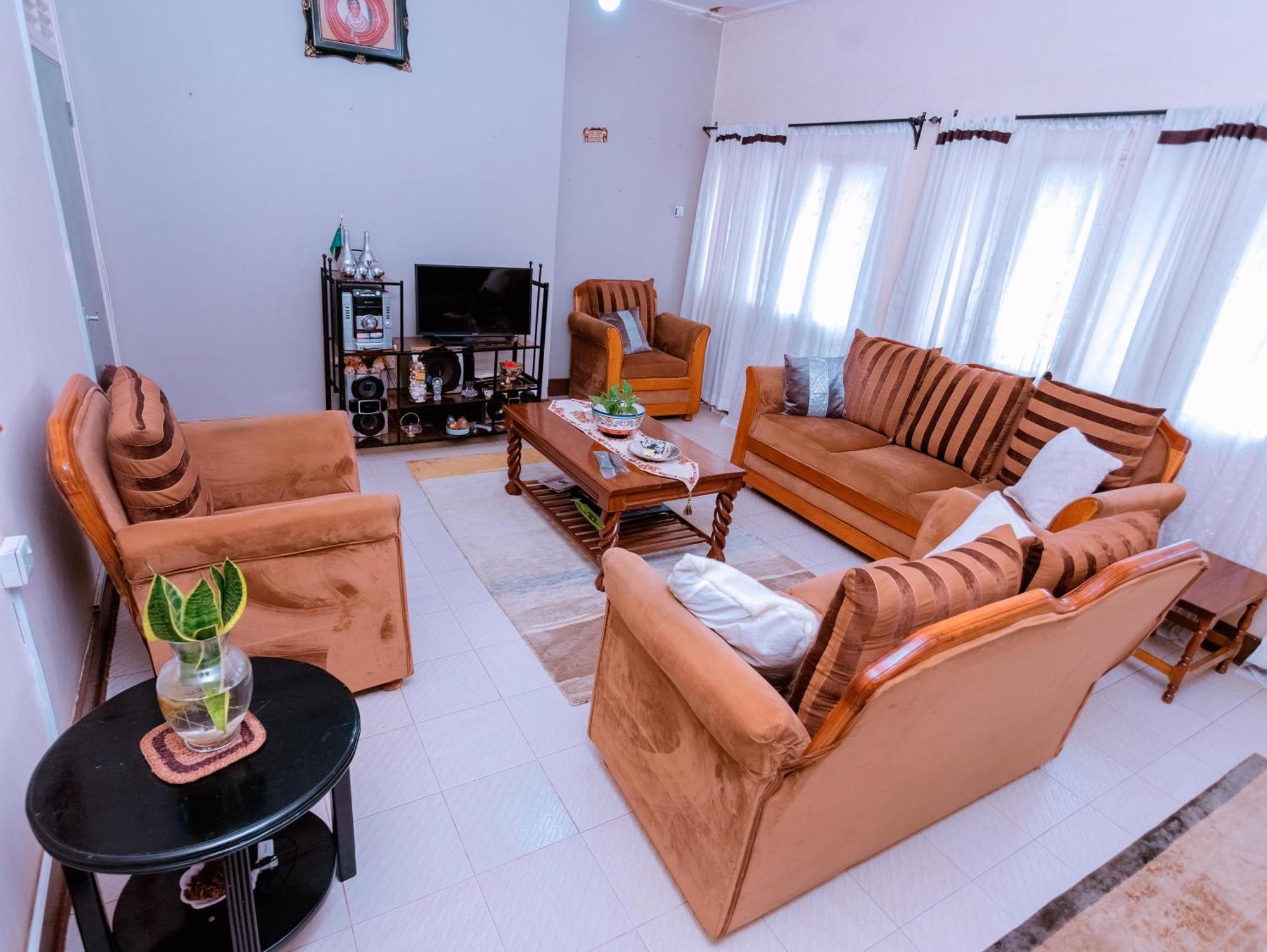 Faraja Homestay- Seamless Comfort In The Heart Of The City - Free Wifi, Warm Hospitality, And Local Delights Await Moshi Esterno foto